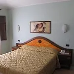 Nicoletta סנטה מריה נברזה